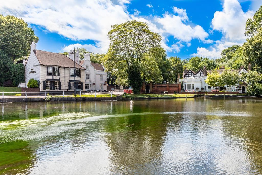 Greyhound Hotel Carshalton Екстер'єр фото